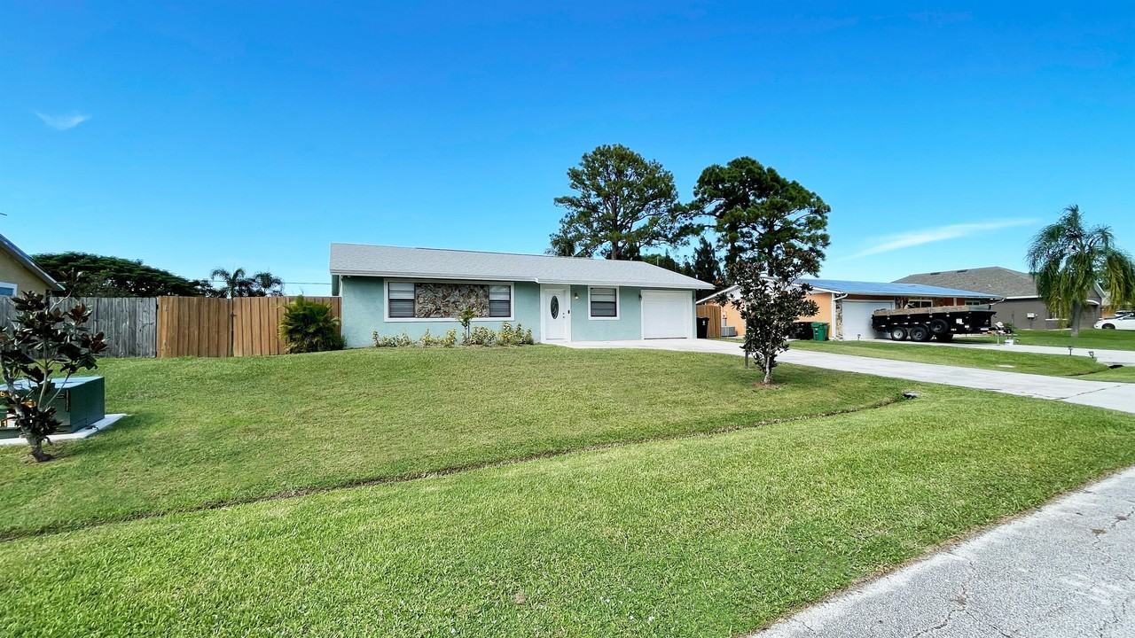 913 Se Browning Ave #1 - Photo 2 of 31