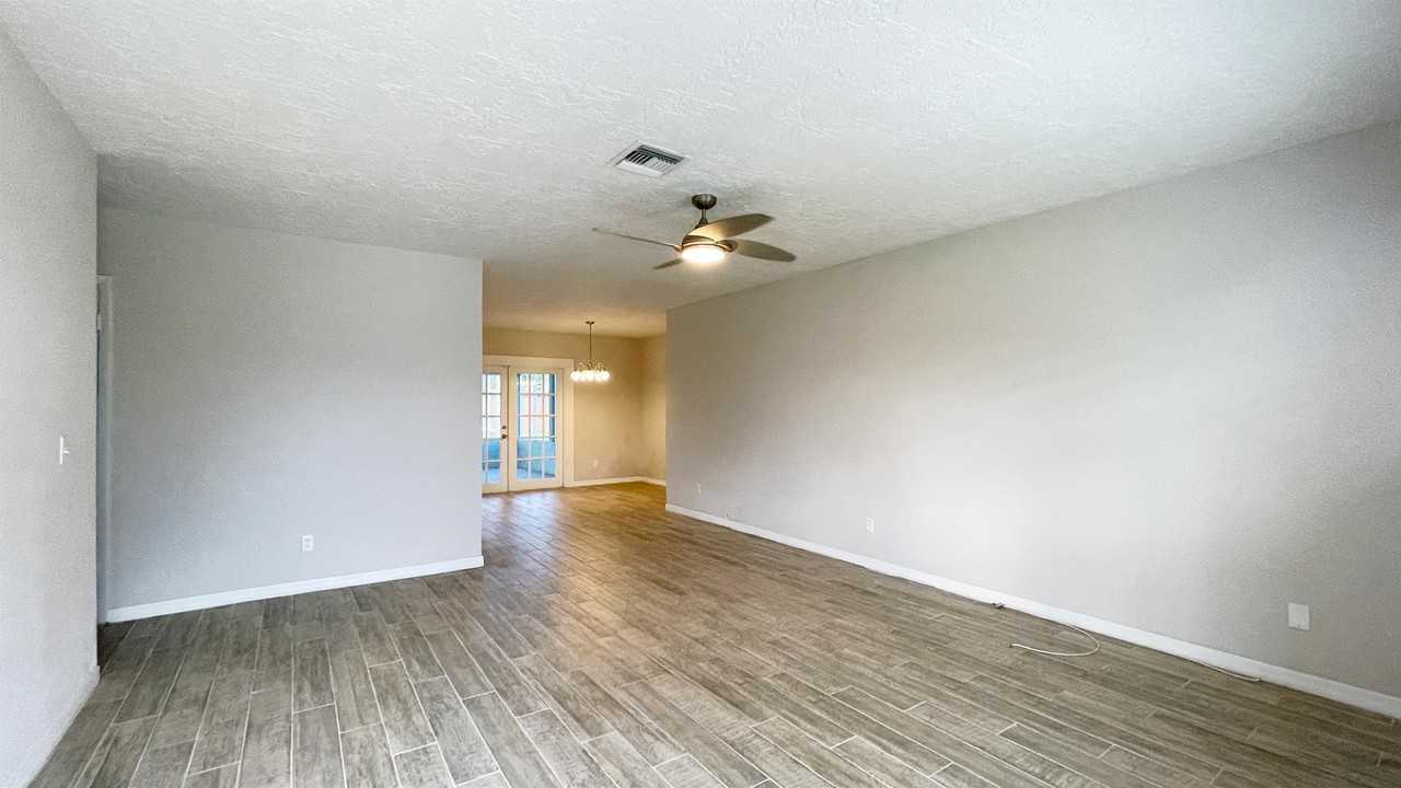 913 Se Browning Ave #1 - Photo 4 of 31