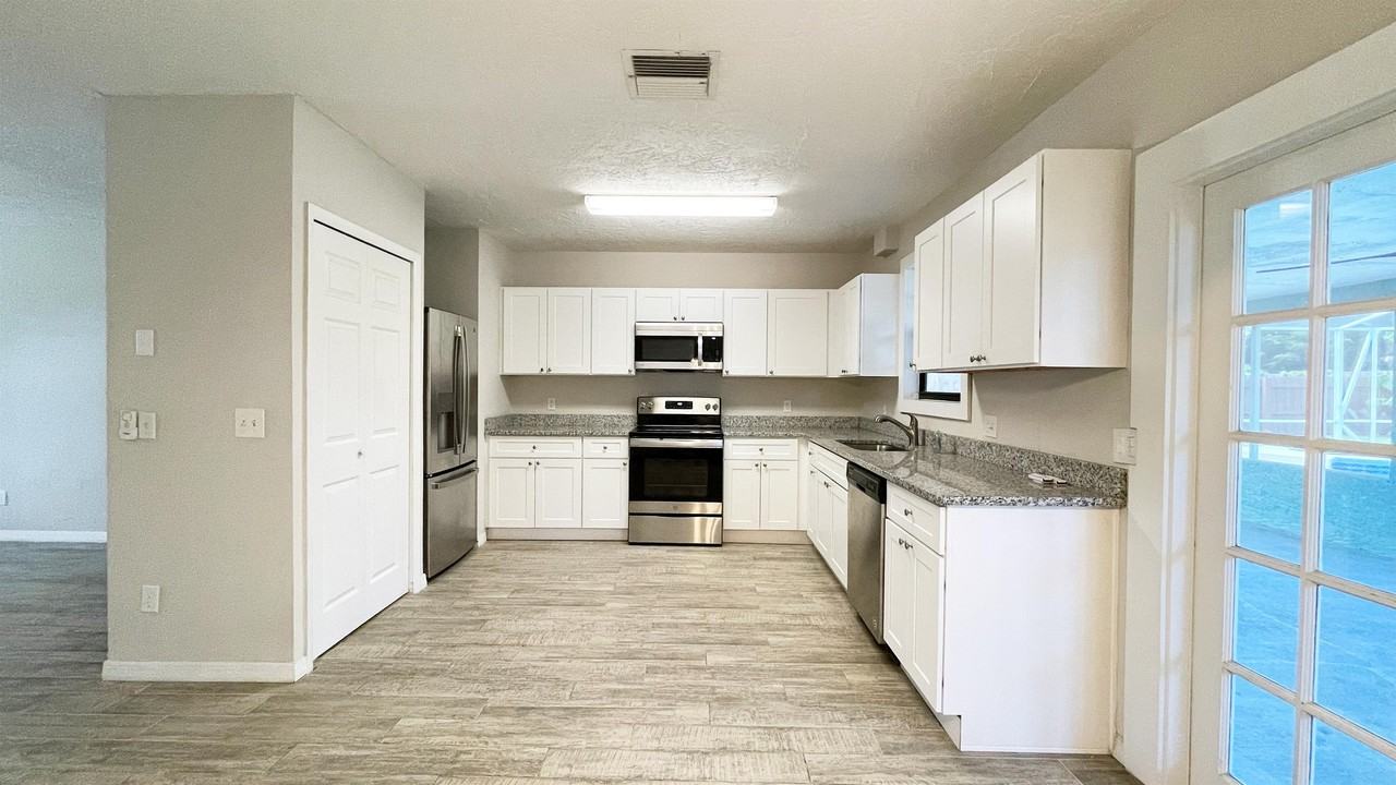 913 Se Browning Ave #1 - Photo 6 of 31