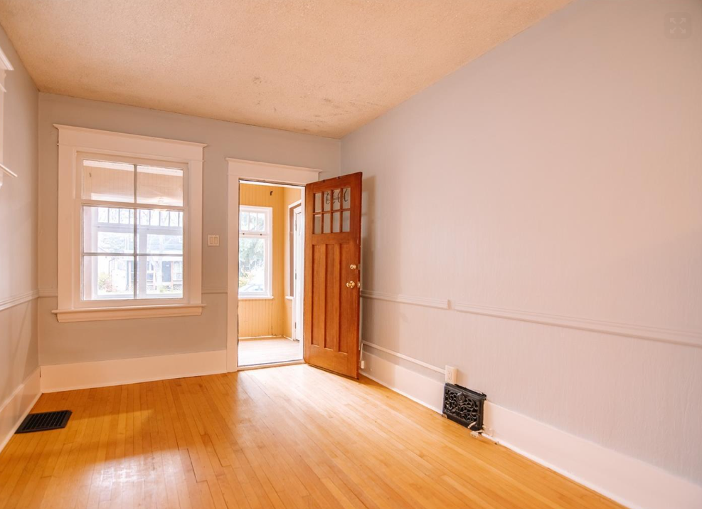 2061 Queen St #1 - Photo 4 of 11