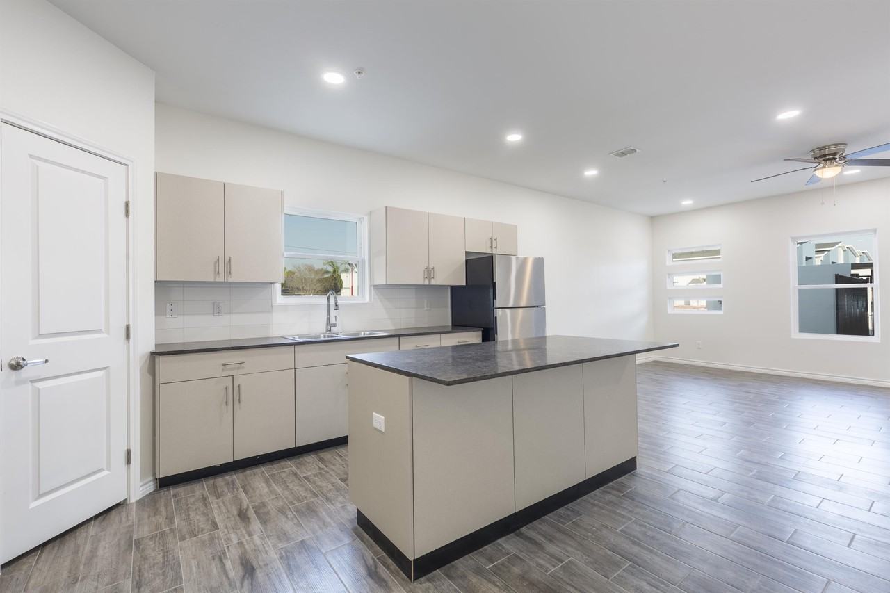 815 North 15th Place - 36 - D #36D - Photo 5 of 16