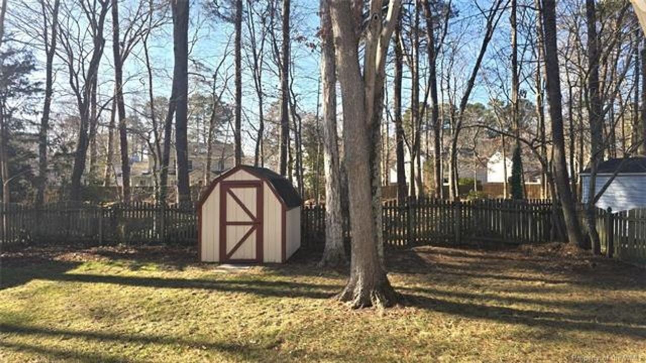 305 Peachtree Ln - Photo 2 of 22