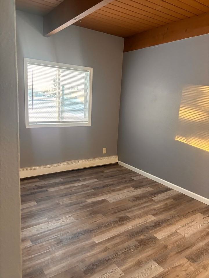 812 W 29th Place - Photo 2 of 13