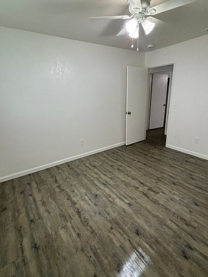 1743 N Maple St - Photo 2 of 19