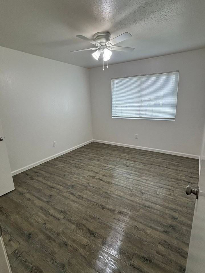 1743 N Maple St - Photo 3 of 19