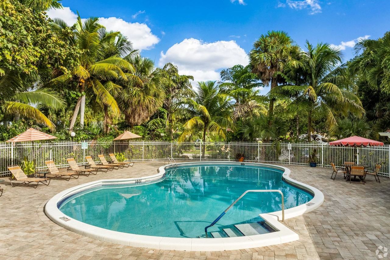 Sabal Pointe Apartments - Photo 2 of 5