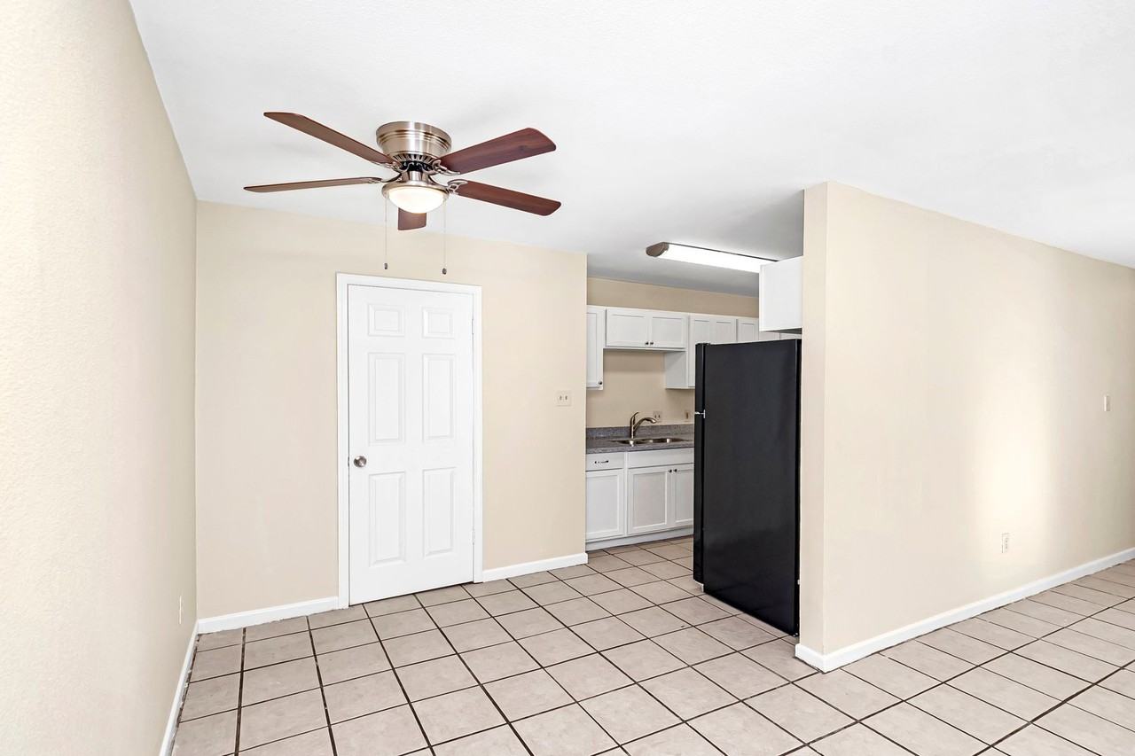 8113 Jefferson Park Dr - Photo 3 of 14