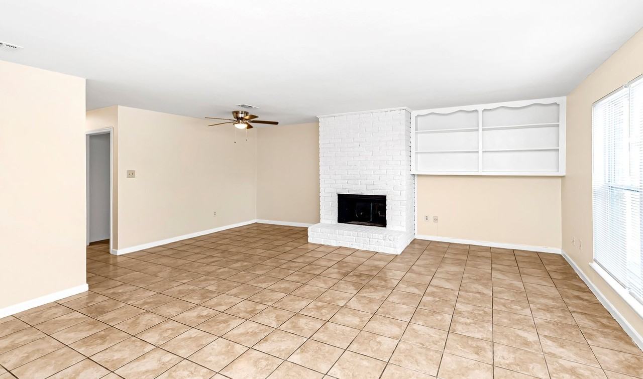 8115 Jefferson Park Dr - Photo 2 of 11