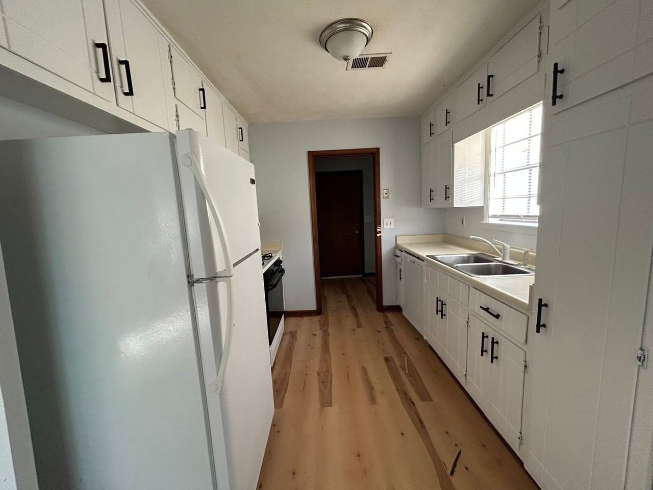 3123 Shoal Creek Ct - Photo 5 of 17