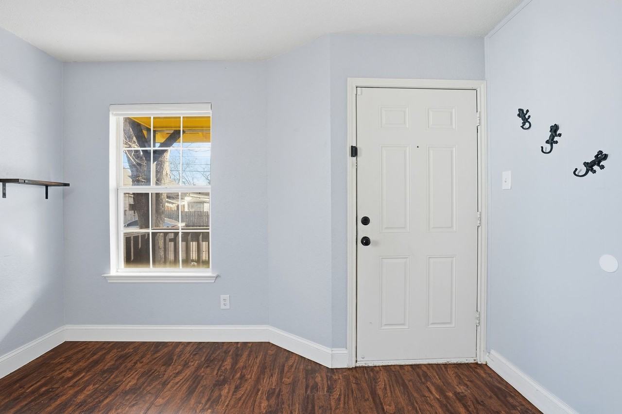 209 E Lone Star Ave - Photo 2 of 26