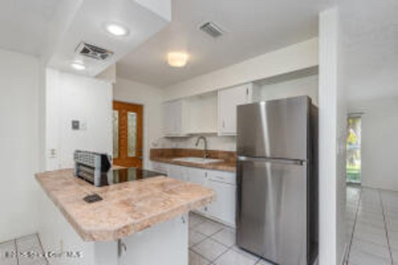 261 Edgewater Ave Se - Photo 3 of 9