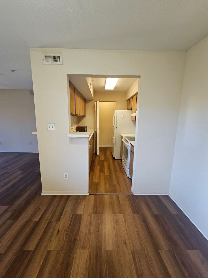 2875 Winkler Ave - Photo 7 of 20