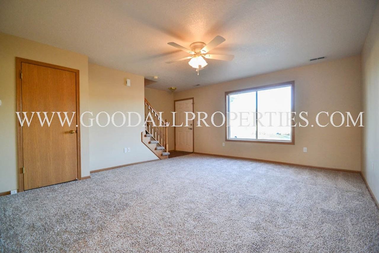 409 S Hazel St - Photo 3 of 11