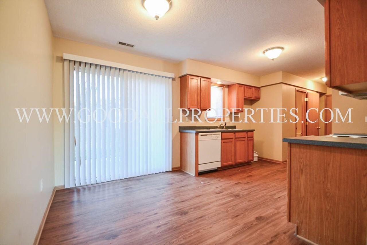 409 S Hazel St - Photo 4 of 11