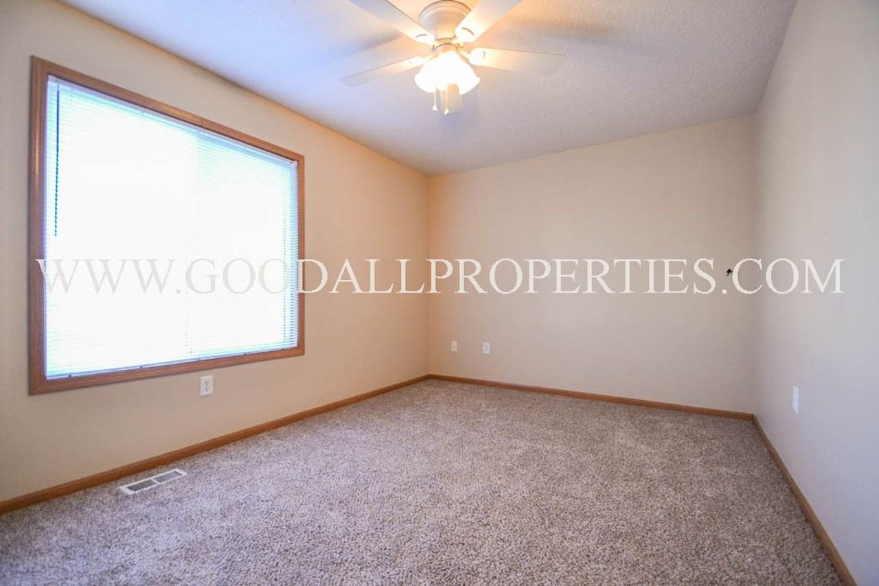 409 S Hazel St - Photo 7 of 11