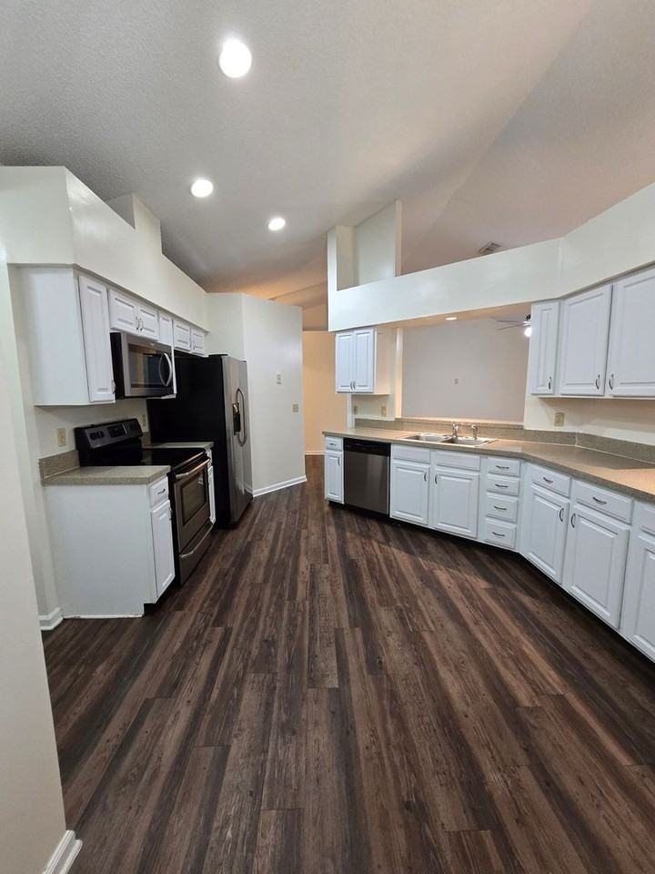 9150 Camshire Dr - Photo 6 of 21