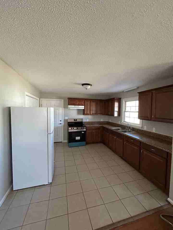 609 Dunbar St - Photo 3 of 10