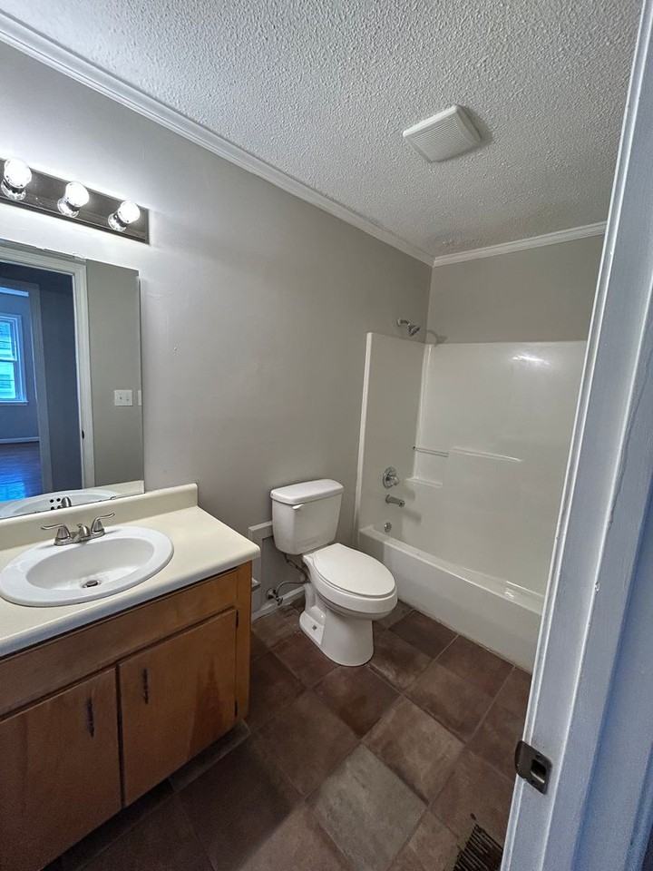 609 Dunbar St - Photo 6 of 10