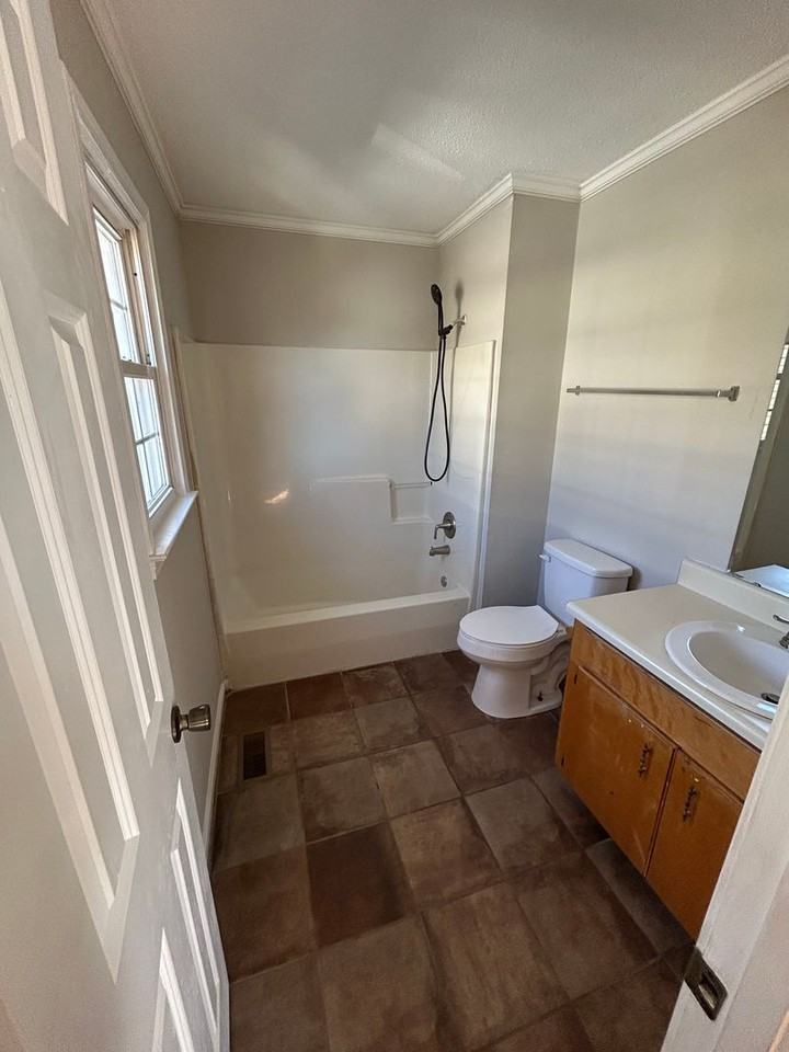 609 Dunbar St - Photo 7 of 10