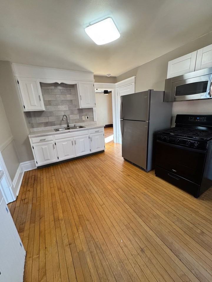 1657 5th Ave - Photo 4 of 10