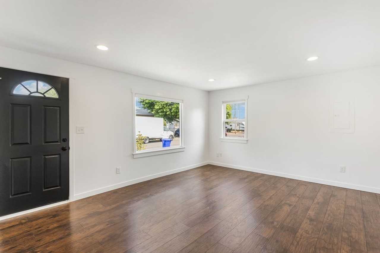 9232 Se Harrison St - Photo 6 of 24