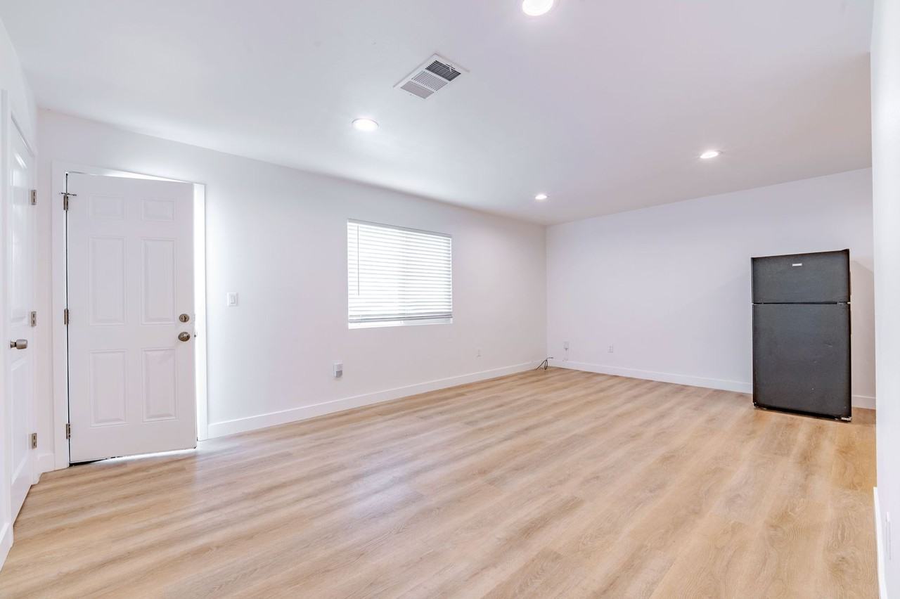 12301 Flint Pl - Photo 4 of 8