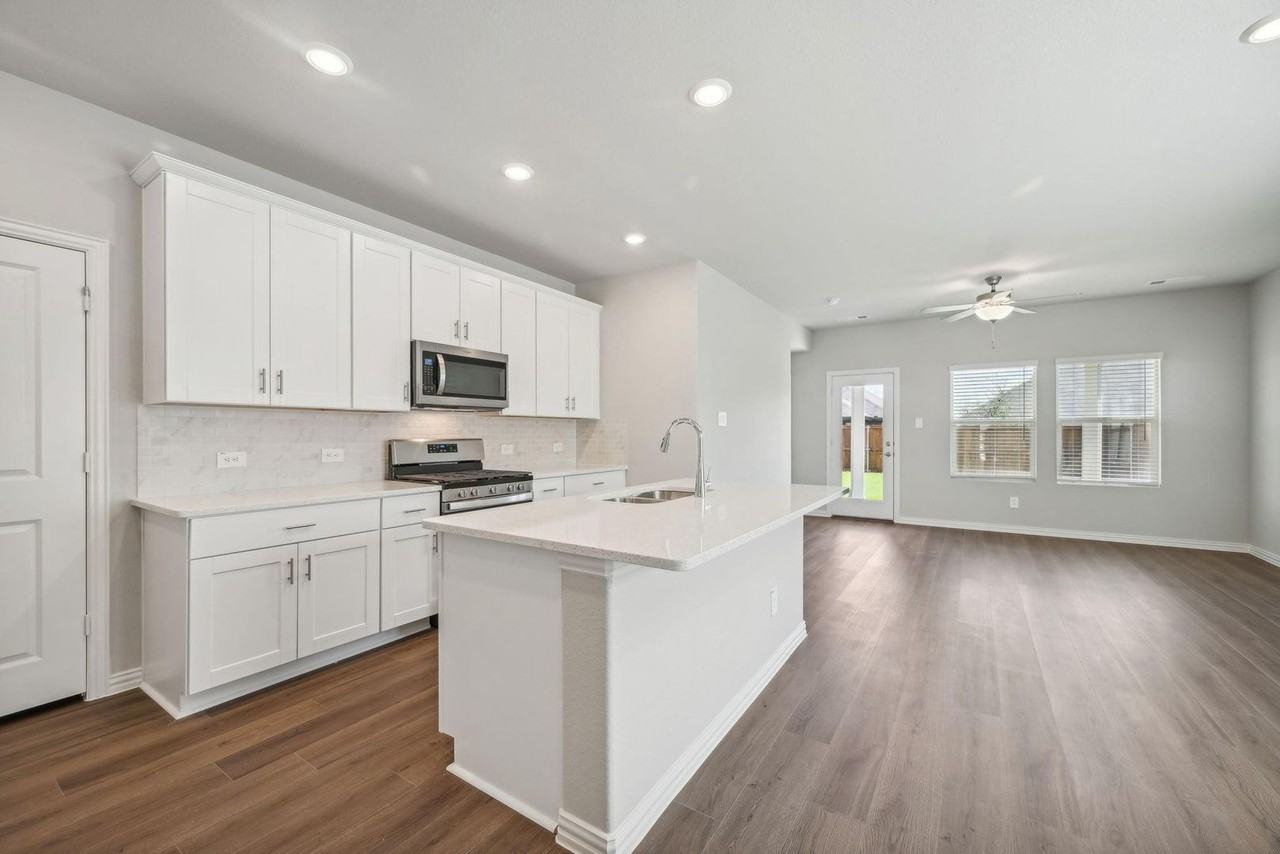 706 Hemingway Ln - Photo 2 of 18