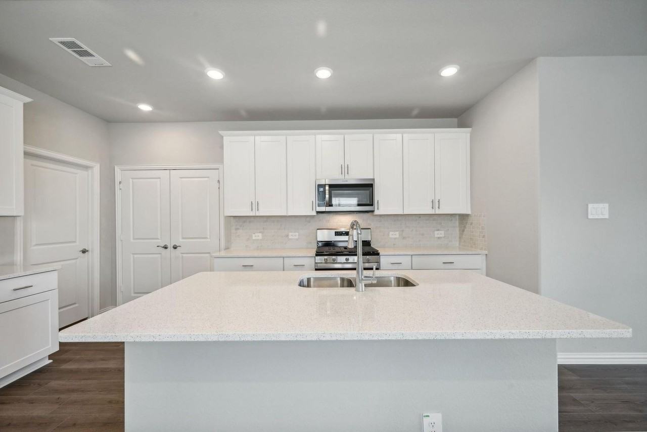 706 Hemingway Ln - Photo 3 of 18