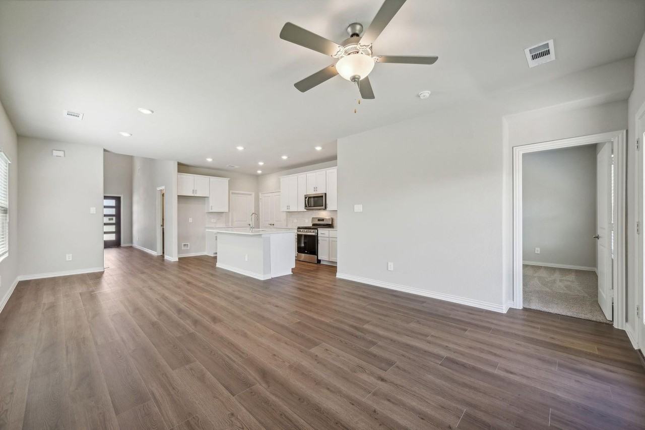 706 Hemingway Ln - Photo 4 of 18