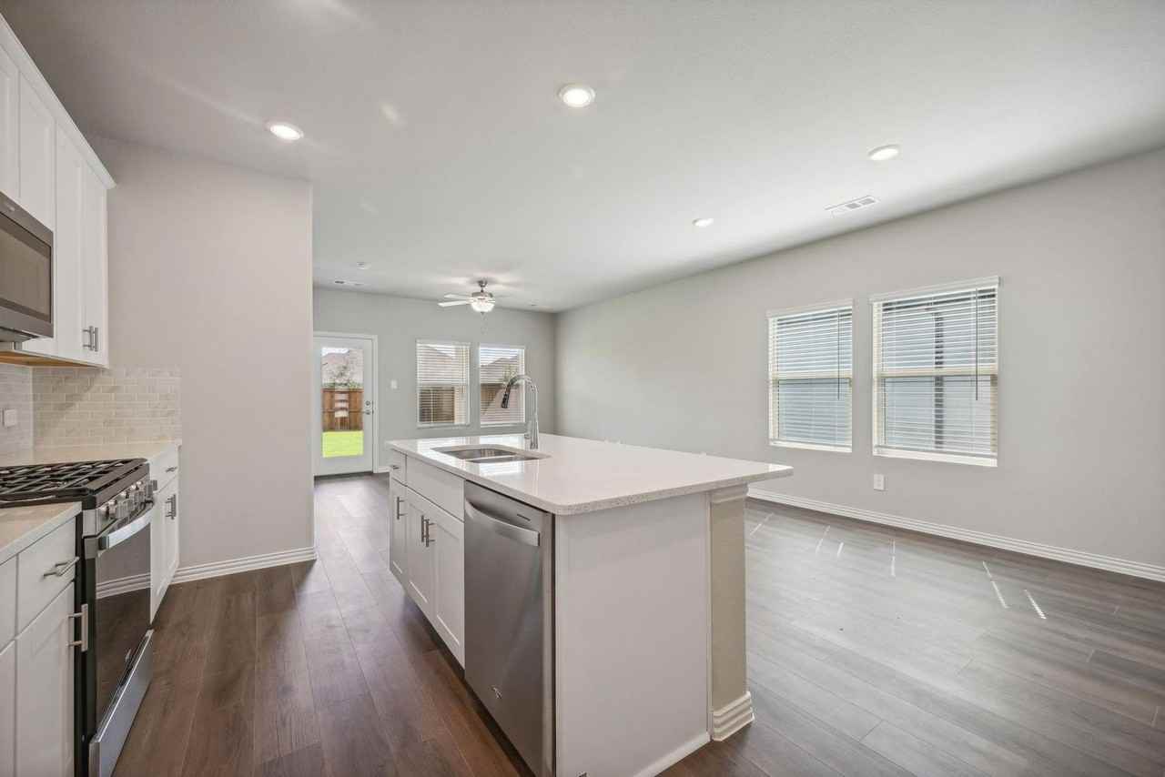 706 Hemingway Ln - Photo 5 of 18