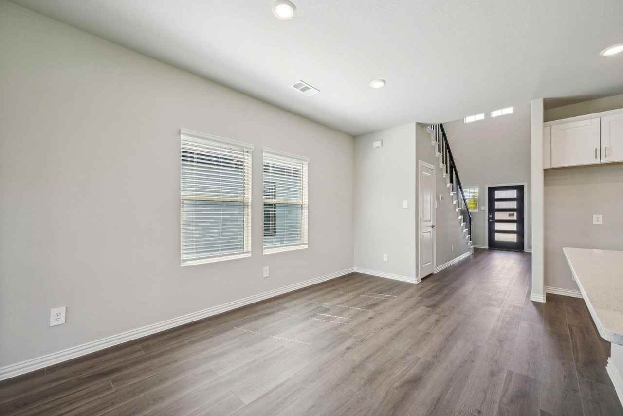 706 Hemingway Ln - Photo 7 of 18