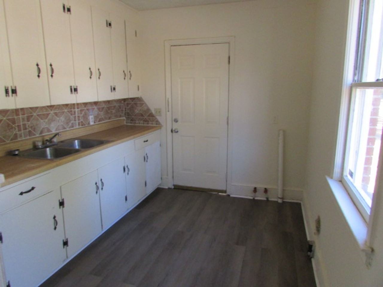 102 Jasmine St - Photo 4 of 8