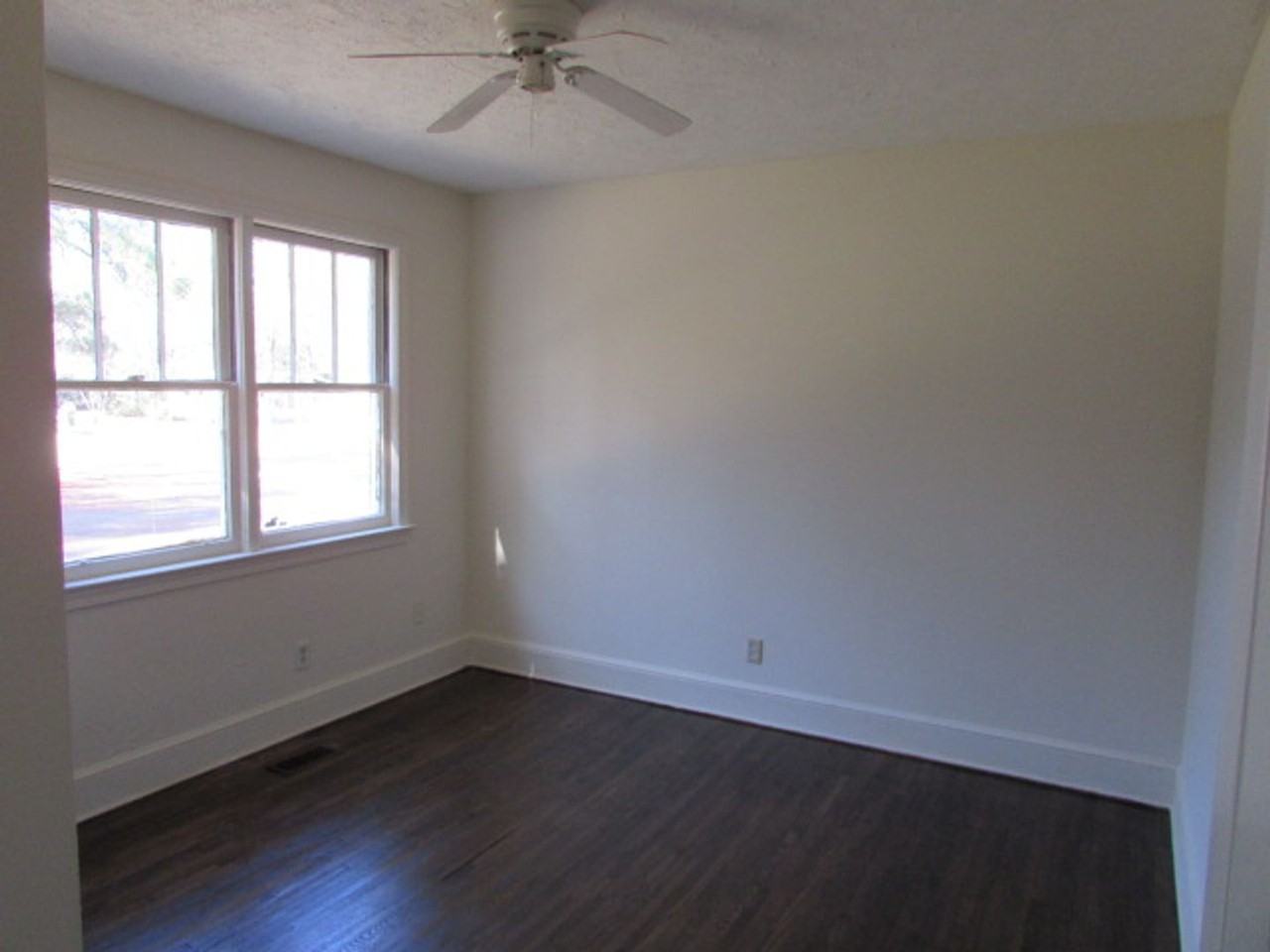 102 Jasmine St - Photo 5 of 8