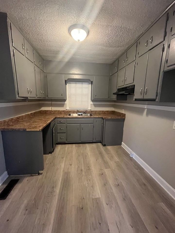 1467 Oberle Ave - Photo 5 of 13