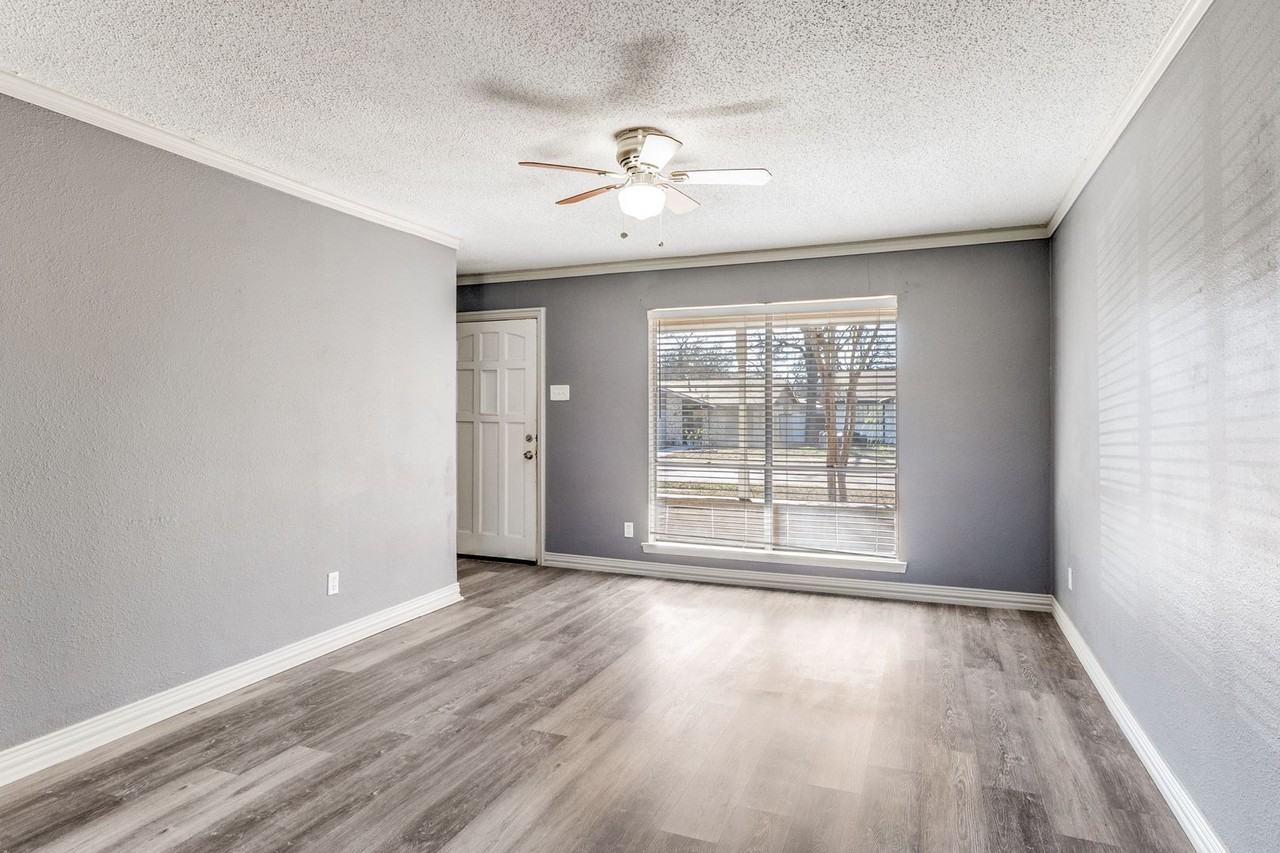 10511 Castlerock Dr - Photo 2 of 12