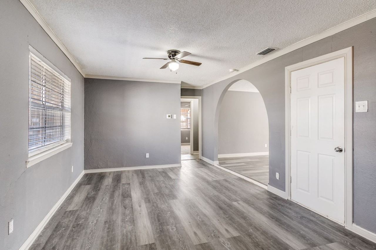 10511 Castlerock Dr - Photo 4 of 12