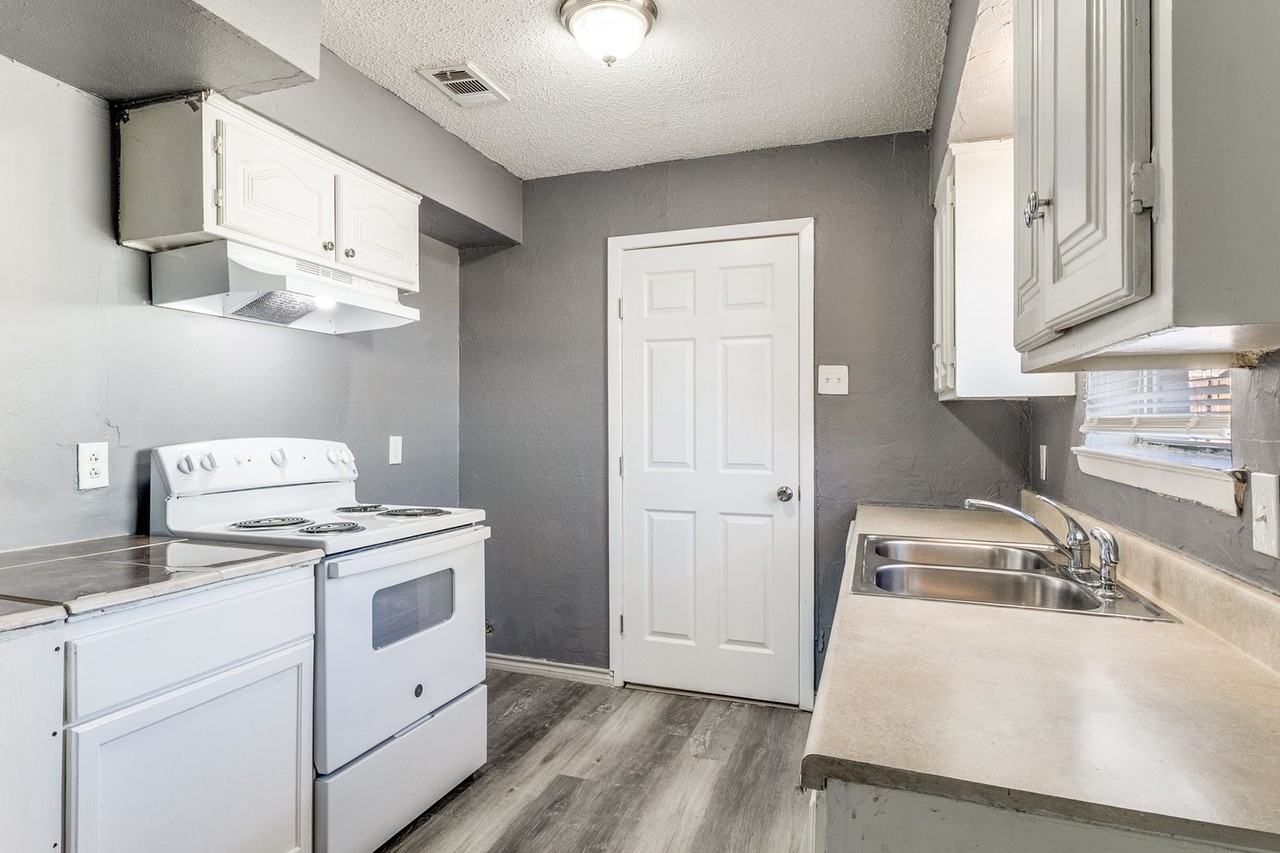 10511 Castlerock Dr - Photo 5 of 12