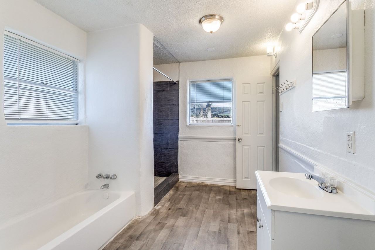 10511 Castlerock Dr - Photo 7 of 12