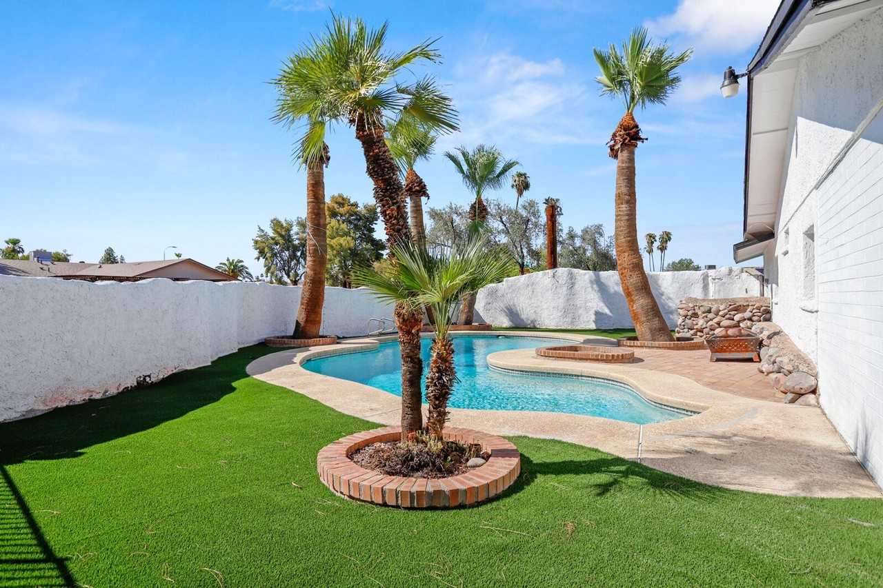 1203 E Carson Dr - Photo 4 of 50