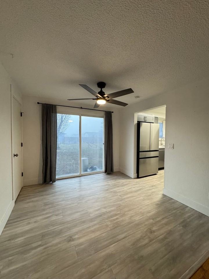 701 N Okanogan St - Photo 6 of 14