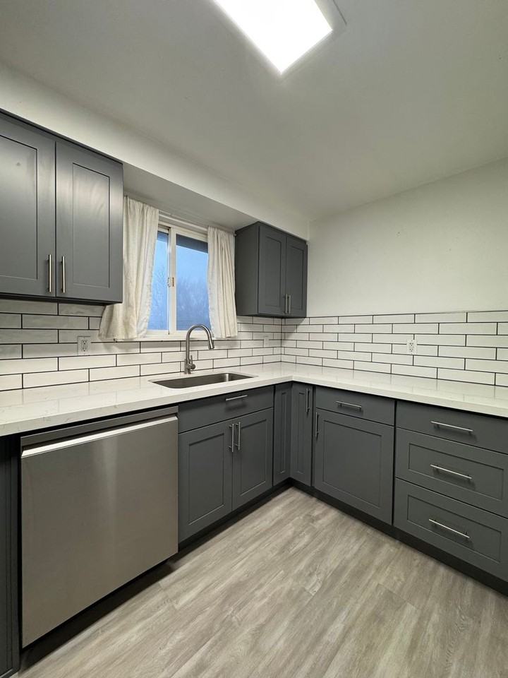 701 N Okanogan St - Photo 7 of 14