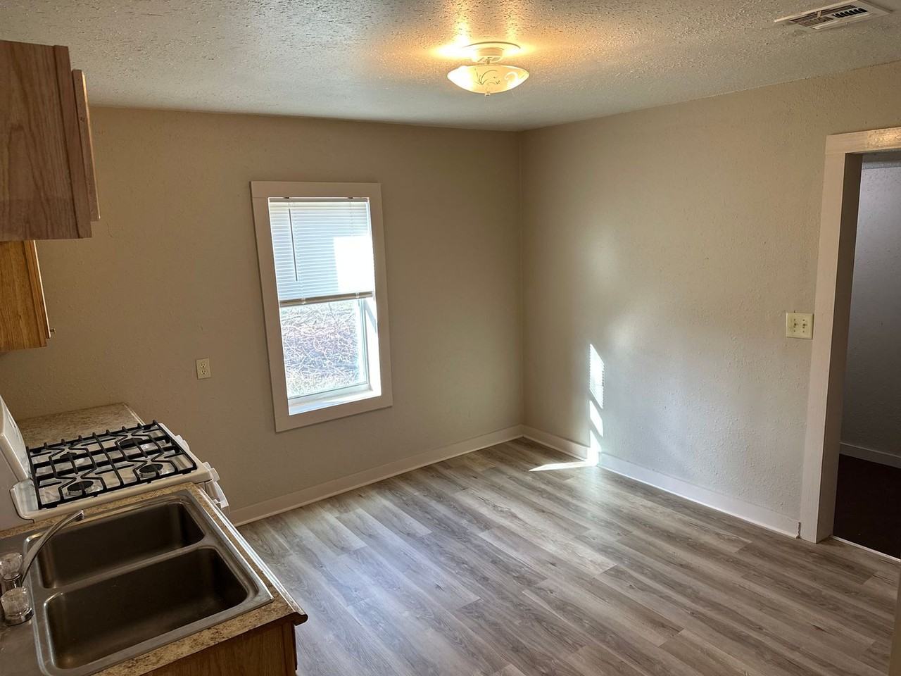 1318 Crutcher St - Photo 6 of 17