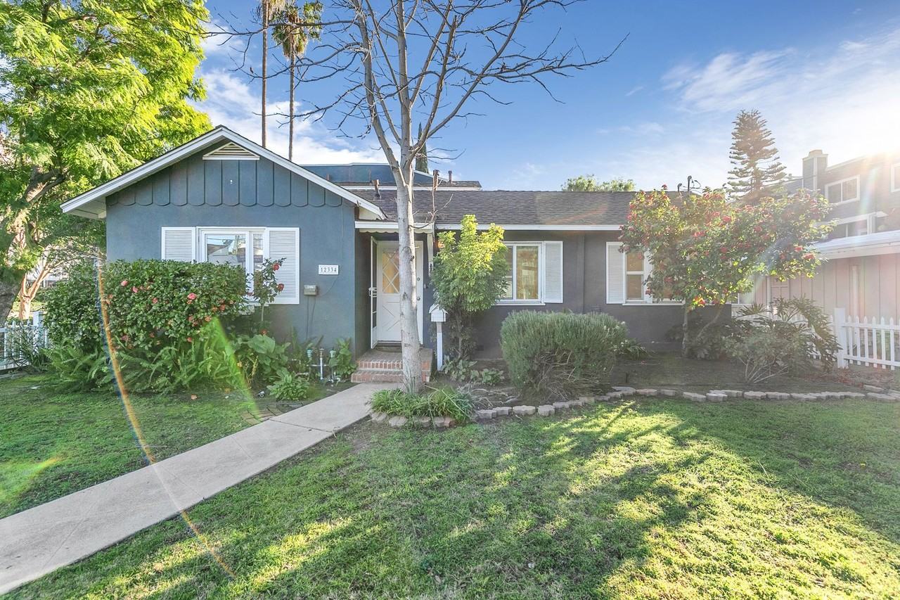 12334 Moorpark St - Photo 2 of 18