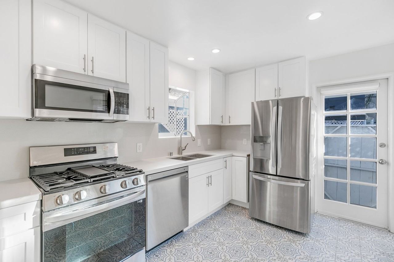 12334 Moorpark St - Photo 6 of 18