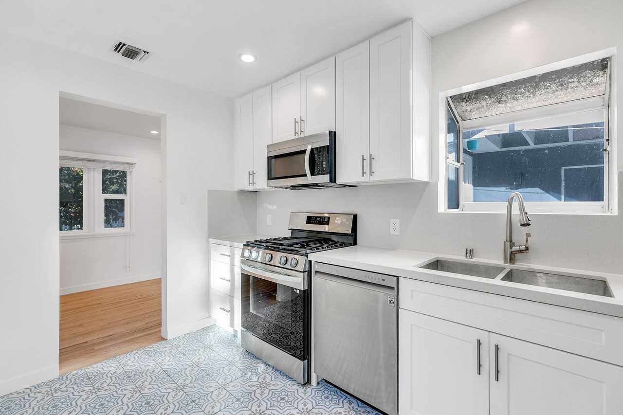 12334 Moorpark St - Photo 7 of 18