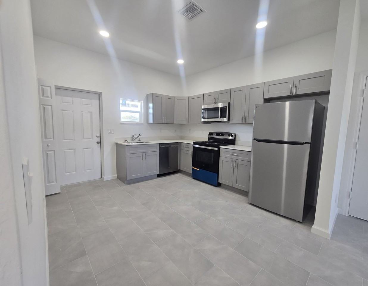 920 Citrus Ave S - Photo 7 of 30