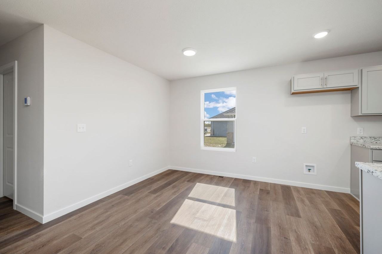 1325 W Maurice St - Photo 6 of 22