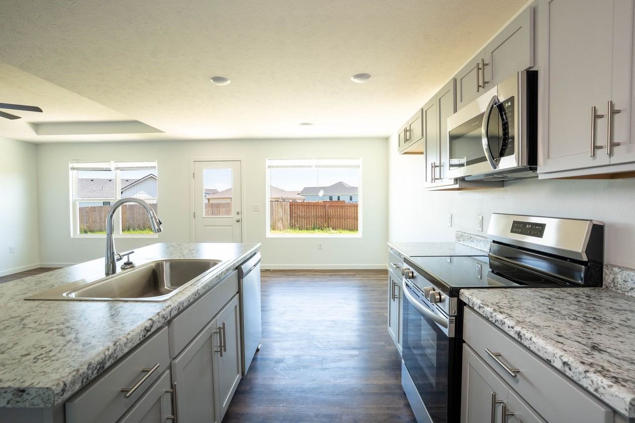 1380 Kay St - Photo 4 of 28