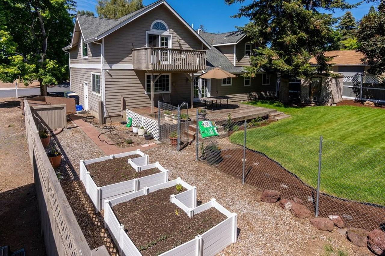 611 Ne Innes Ln #A - Photo 4 of 13