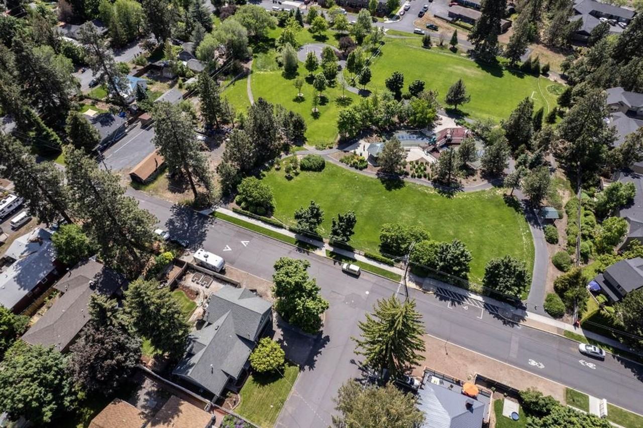 611 Ne Innes Ln #A - Photo 6 of 13